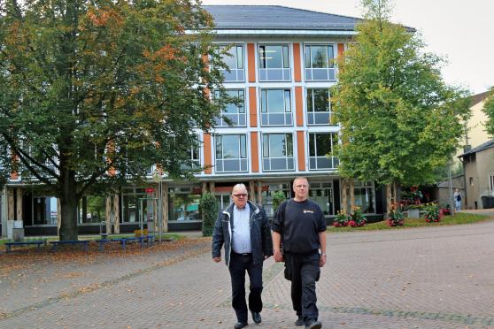 Jürgen Schlautmann, Fachbereichsleiter für Ordnung und Sicherheit der Gemeinde Wickede (Ruhr), mit einem Mitarbeiter des Kamener Sicherheitsdienstes FREESTAGE beim Rundgang durch die Ortsmitte. FOTO: ANDREAS DUNKER
