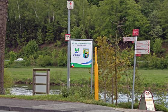 Die Gemeinde-Partnerschaftsschilder an den Ortseingängen der Ruhrgemeinde wurden ebenfalls neu gestaltet. Das kommunale Wappen der Gemeinde Wickede (Ruhr) wurde in diesem Zuge leider von dem Schild entfernt. FOTO: ANDREAS DUNKER