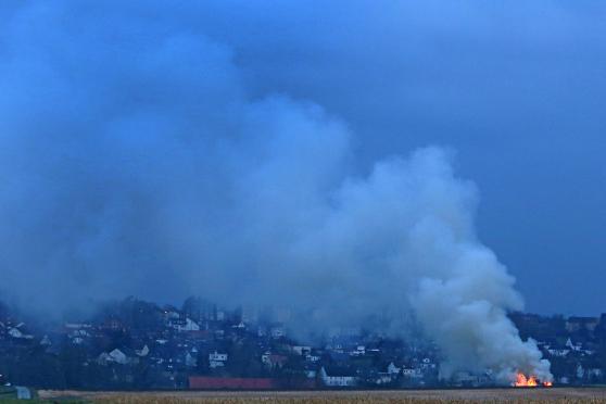 Blick auf das rauchende Osterfeuer auf der Haar in Wiehagen FOTO: ANDREAS DUNKER