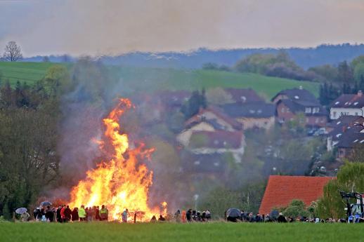 Alljährlich am Oster-Sonntag lodert das traditionelle Osterfeuer des Fördervereins Dorf Wiehagen auf der Haar in Wiehagen. ARCHIVFOTO: ANDREAS DUNKER