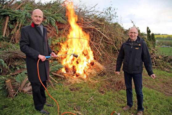 Der katholische Pfarrer Thomas Metten und sein evangelischer Amtsbruder Dr. Christian Klein entzündeten das große Osterfeuer des Vereins Dorf Wiehagen auf der Haar. FOTO: ANDREAS DUNKER