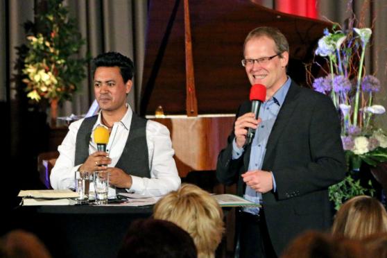 Tenor Matthew Overmeyer und Bürgermeister Dr. Martin Michalzik (rechts) FOTO: ANDREAS DUNKER
