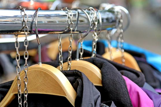 Papenberg: Mit Ketten vor Dieben gesichert – die Ware am Außenständer FOTO: ANDREAS DUNKER