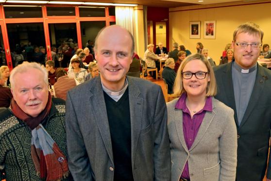 Das bisherige Pastoralteam der katholischen Kirchengemeinde (von links): der ehrenamtliche Diakon Eugen Frankenberg, Pfarrer Thomas Metten, Gemeindereferentin Annette Albrecht und Vikar Alexander Plümpe – hier bei einem Empfang im früheren Gemeindezentrum "Roncalli-Haus" im Hövel ARCHIVFOTO: ANDREAS DUNKER