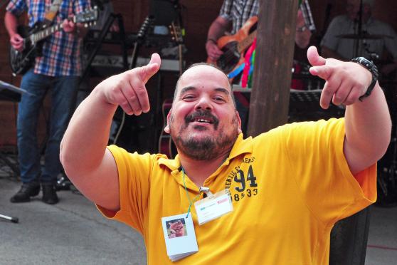 Patient Karim Hammout bewegte sich beim Sommerfest der Ruhrtalklinik auch im Rollstuhl zum Takt der Musik der Wickeder Coverband "Take 5"  und hatte Spaß. FOTO: DOMINIK PIEPER