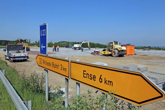 Die Fertigstellung des Pendlerparkplatzes am Rande der B 63 an der Anschlussstelle Wickede an die A 445 schreitet voran. FOTO: ANDREAS DUNKER