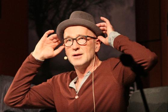 Gewinnen Sie ein handsigniertes Buch im Wert von 20,00 Euro des bekannten dänischen Krimi-Autors Jussi Adler-Olsen. Wie heißt der deutsche Schauspieler (Foto), der am Sonntag (12. Oktober 2014) die Adler-Olsen-Krimis auf Deutsch vorlas: Peter Lohmeyer oder Dr. Martin Michalzik? 