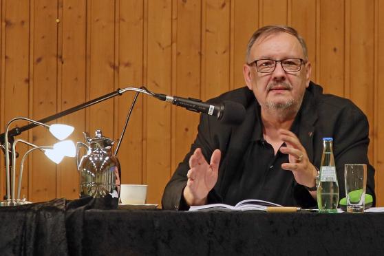 Autor Peter Wilhelm bei der Lesung auf der Bühne der Gemeindehalle in Echthausen FOTO: ANDREAS DUNKER