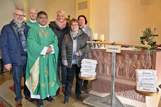 Pfarrgemeinderatsmitglieder beim "etwas anderen Gottesdienst" am Altar der St.-Antonius-Kirche in Wickede (von links): PGR-Vorsitzender Helmut Rubarth, Pfarrer Thomas Metten, Gast-Priester Pater Tomy aus Indien, Jutta Schäckel, Felicitas Vollmer und Giesela Helle ARCHIVFOTO: ANDREAS DUNKER