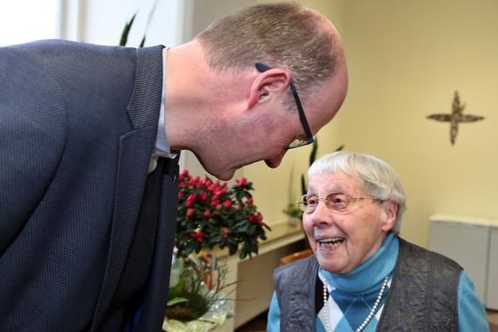 Regelmäßiger Gast bei der Mitgliederversammlung der katholischen Frauengemeinschaft (KFD) St. Antonius Wickede (Ruhr): Gertrud Bieling, die ihren Ruhestand heute in der Nachbarstadt Werl verbringt. Sie war über Jahrzehnte die gute Seele des Pfarrhauses in Wickede. – Hier mit dem aktuellen katholischen Pfarrer Thomas Metten. FOTO: ANDREAS DUNKER