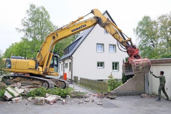 Abriss der Mauer und des Torbogens zwischen Pfarrhaus und Vikarie FOTO: ANDREAS DUNKER