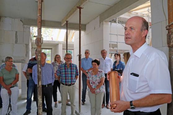 Pfarrer Thomas Metten präsentierte die Kupferkapsel, die in die Wand des neuen Pfarrheims eingemauert wurde und mit Euro-Münzen, tagesaktueller Regionalzeitung sowie ein paar Informationsschriften über Kirchengemeinde und das 200-jährige Jubiläum der katholischen St.-Johannes-Schützenbruderschaft gefüllt war. FOTO: ANDREAS DUNKER