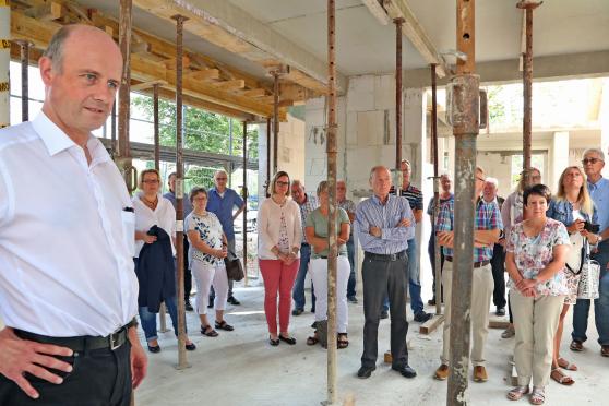 Neben Pfarrer Thomas Metten nahmen auch viele Vertreter aus Kirchenvorstand und Pfarrgemeinderat sowie Architekten und Bauleute an dem Richtfest des neuen Pfarrheims am heutigen Donnerstag (23. August 2018) an der Friedhofstraße in Wickede teil. FOTO: ANDREAS DUNKER