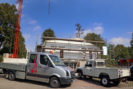 Angesichts der langen Trockenheit war es dem Zimmermann schwer gefallen im Wald  einen jungen grünen Baum für das Richtfest zu finden. Die Blätter des Bäumchens waren eher braun. FOTO: ANDREAS DUNKER