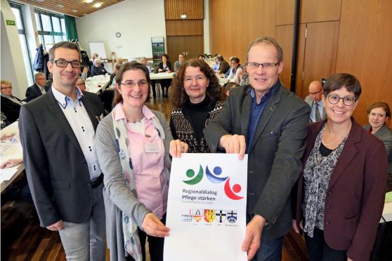 Holger Schubert und Nadja Dust vom Bereich „Pflegeplanung und Alter“ der Kreisverwaltung Soest, Angelika Bechheim-Kanthak vom Senioren-Büro der Gemeinde Wickede (Ruhr), Bürgermeister Dr. Martin Michalzik (CDU) und Moderatorin Ana Isabel Eichel vom Institut für Organisationskommunikation (IFOK) aus Bensheim (von links) FOTO: ANDREAS DUNKER