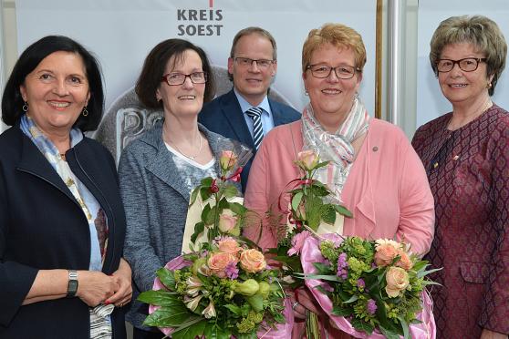 Im vergangenen Jahr 2017 wurden Ursula Knieper (2. von links) aus Wimbern und Martina Jochheim (4. von links) aus Wickede mit dem "Pflegestern" ausgezeichnet. Mit auf dem Bild: Landrätin Eva Irrgang (CDU), Wickedes Bürgermeister Dr. Martin Michalzik (CDU) und Vize-Landrätin Irmgard Soldat (CDU). ARCHIVFOTO: THOMAS WEINSTOCK / KREIS SOEST
