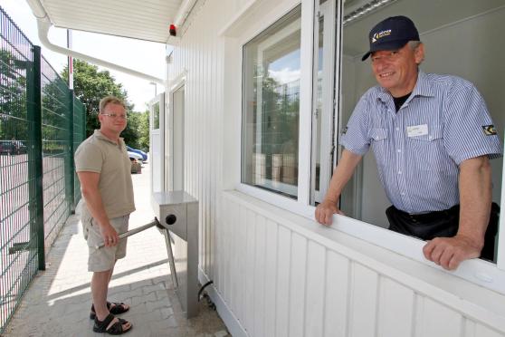 ZUE-Einrichtungsleiter Marco Plümper am "Drehkreuz" an der neuen Pforte. Rechts ein Wachmann von Kötter FOTO: ANDREAS DUNK
