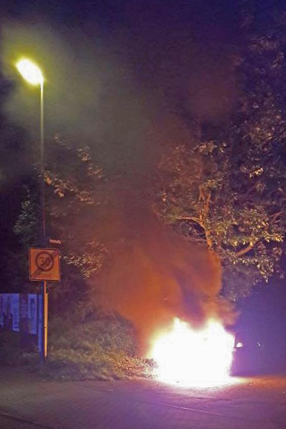 Nächtlicher Brand eines Pkw an der Fröndenberger Straße in Wickede FOTO: FEUERWEHR