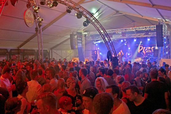 Partystimmung mit der Wickeder Tanz- und Show-Band "Planless" im Warsteiner Festzelt FOTO: ROBIN KEMPER