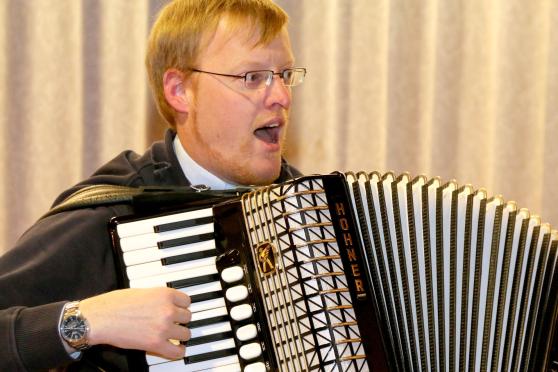 Vikar Alexander als Musikus mit Akkordeon und Gesang ARCHIVFOTO: ANDREAS DUNKER