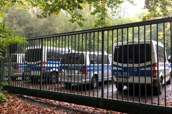 Mannschaftstransporter der Polizei auf dem Gelände des "Waldlabores" im Werler Stadtwald ARCHIVFOTO: CARINA WESTERWELLE