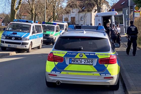 Beamte der Landesbereitschaftspolizei Nordrhein-Westfalen in Echthausen FOTO: ANDREAS DUNKER