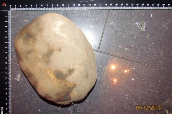 Mit diesem Stein wurde die Terassentür eingeschlagen FOTO: POLIZEI