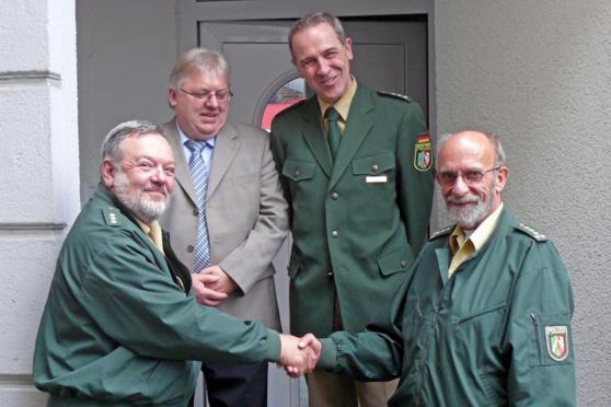 Bei der offiziellen Amtseinführung des damals 57-jährigen Wolfgang Flöter (links) als Bezirksbeamter für Wickede am 12. August 2011 trugen die uniformierten Beamten der Polizei noch grün-beige Dienstkleidung. Desweiteren auf dem Archivfoto (von rechts): der ehemalige Werler Wachleiter Werner Pieper und Michael Schrage als zuständiger Direktionsleiter Gefahrenabwehr der Kreispolizeibehörde Soest sowie Fachbereichsleiter Jürgen Schlautmann vom Ordnungsamt als Vertreter der Gemeinde Wickede (Ruhr). ARCHIVFOTO: POLIZEI