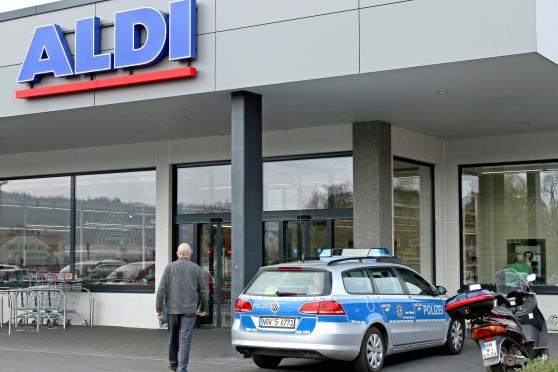 Polizei-Streifenwagen vor dem ALDI-Markt FOTO: ANDREAS DUNKER