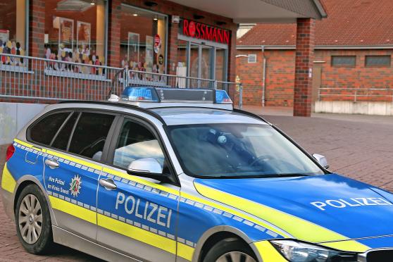 Polizei-Streifenwagen vor der Wickeder Filale der Drogeriemarkt-Kette Rossmann