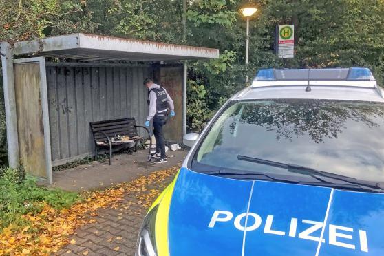 An dieser Bushaltestelle gegenüber der Zentralen Unterbringungseinrichtung (ZUE) an der Mendener Straße in Wimbern hatte der obdachlose mutmaßliche Straftäter offenbar seinen Lagerplatz aufgeschlagen. Polizeibeamte sicherten nach seiner Festnahme dort Spuren. FOTO: ANDREAS DUNKER