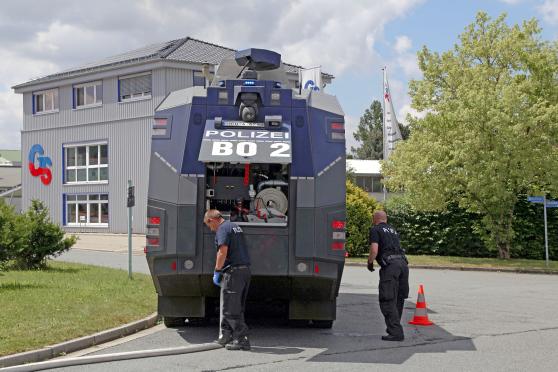 Auftanken des 10.000-Liter-Speichers des Wasserwerfers der Polizei am Hydranten an der Kreuzung im Gewerbegebiet Westerhaar in Wickede FOTO: ANDREAS DUNKER