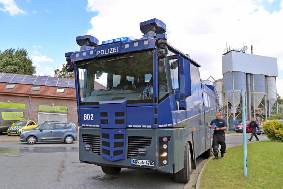 Der Wasserwerfer der Bochumer Polizei im Industriegebiet Westerhaar in Wickede FOTO: ANDREAS DUNKER