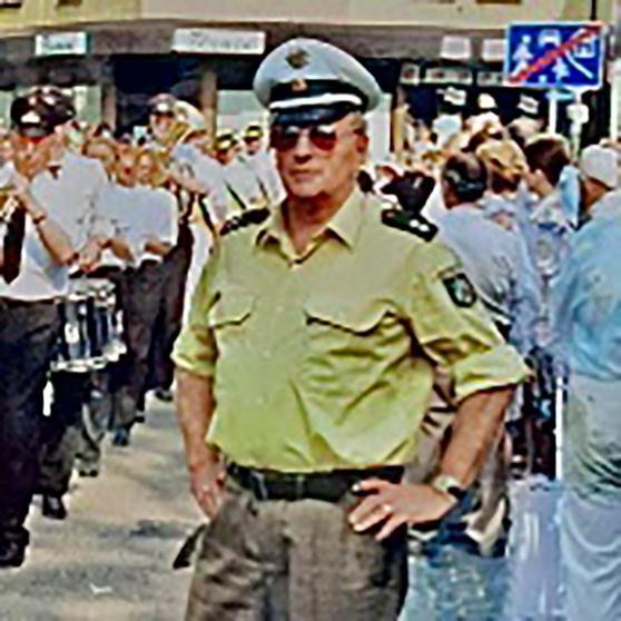 Polizist Werner Schmitt im Einsatz bei einem Schützenfest-Umzug FOTO: PRIVAT