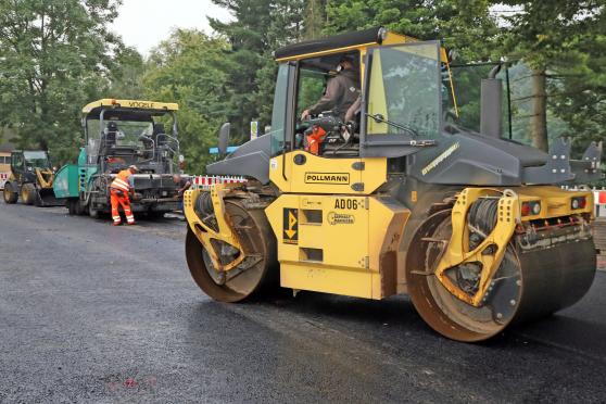 Dampfwalze auf der Hauptstraße gegenüber der Einmündung Ringstraße. FOTO: ANDREAS DUNKER