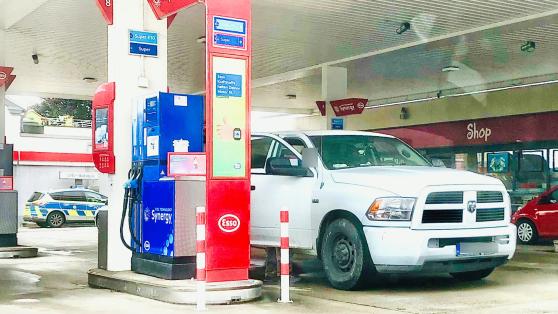 Nach einem Zeugenhinweis kontrollierte die Polizei diesen weißen Pick-up mit polnischem Kfz-Kennzeichen. FOTO: ANDREAS DUNKER