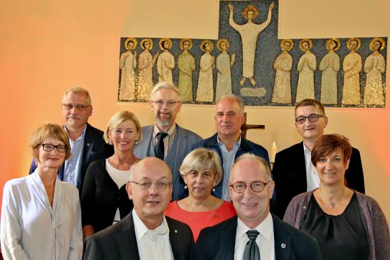 Die beiden Wickeder Pfarrer Ernst Pallmann und Dr. Christian Klein (vorne, von links) zusammen mit den weiteren Presbyteriumsmitgliedern (von links): Annemarie Flehmer (Kinder und Jugendarbeit), Manfred Hannig, Herta Yazigi (Diakoniepresbyterin), Hartwig Meier (Finanzkirchmeister), Ulrike Freund, Andreas Ersel (Kirchenbaumeister), Dirk Dämgen (Infomationstechnologie) und Eva Berneis (Stellvertretende Vorsitzende) FOTO: ANDREAS DUNKER
