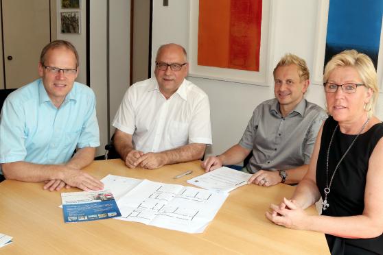 Bürgermeister Dr. Martin Michalzik (CDU), Geschäftsführer Stefan Dittrich, Kämmerer Christian Wiese und Wirtschaftsförderin Ruth Hornkamp (von links) präsentierten die neuen Pläne für die alte Westerheide-Schule in Echthausen. FOTO: ANDREAS DUNKER