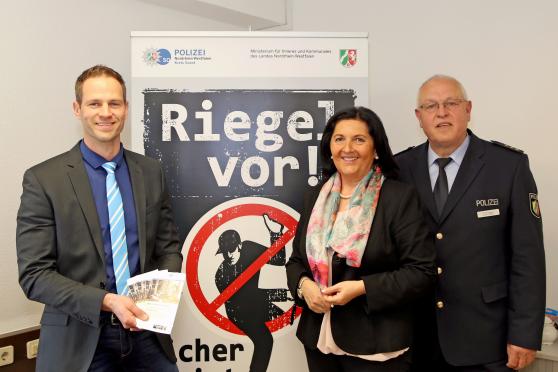Pressekonferenz zu den Fortschritten der Ermittlungskommission „Wohnungseinbruchsdiebstahl“ (von links): Carsten Seck Leiter der Ermittlungskommission, Landrätin Eva Irrgang (CDU) und Polizei-Direktor Manfred Dinter FOTO: CARINA WESTERWELLE