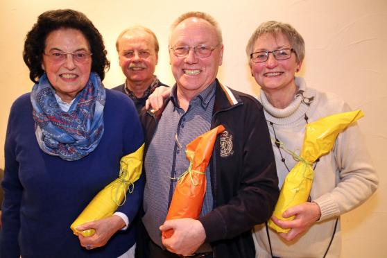 Vorsitzender Heinrich Koerdt (hinten) bedankte sich bei Giesela Stammschulte, Heinz Arndt und Karin Nußbaum für die regelmäßige Teilnahme an den Chorproben FOTO: ANDREAS DUNKER