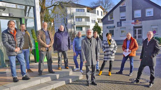 Das Projekt-Team zur Sanierung und Modernisierung des Wickeder Bürgerhauses (von links): Michael Kapke (Geschäftsführer Reich & Hölscher, TGA-Fachplanung), Marc Stöberl (Rathaus), Stefan Macht (Bühnenbau Schnakenberg), Ralf Rudolph (Reich & Hölscher), Uwe Burstädt (Ingenieurbüro Schröder und Partner, Elektroplanung) und Architekt Ulrich Becker (Geschäftsführer Reiser und Partner) sowie Stefan Magnus, Susanne Modler, Dr. Martin Michalzik und Markus Kleindopp von der Kommunalverwaltung FOTO: GEMEINDE WICKEDE (RUHR)