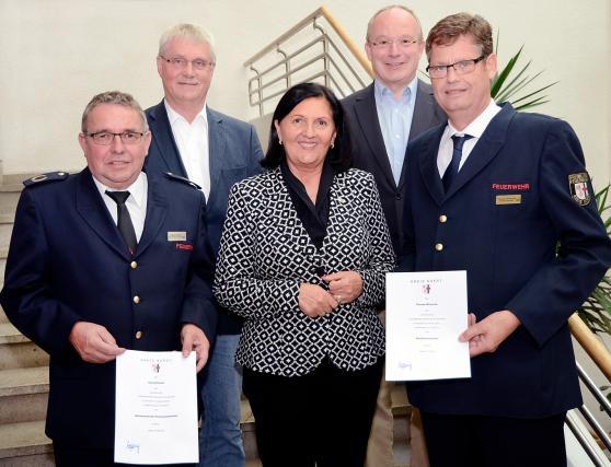 Georg Ptacek (links) und Thomas Wienecke (rechts) erhielten jetzt von Landrätin Eva Irrgang (CDU) für eine weitere Amtsperiode ihre Ernennungsurkunden an Kreisbrandmeister. Mit auf dem Bild: Dezernent Ralf Hellermann (4. von links) und Norbert Kelbert (2. von links) als Abteilungsleiter für den Rettungsdienst sowie den Feuer- und Katastrophenschutz. FOTO: THOMAS WEINSTOCK / KREIS SOEST 
