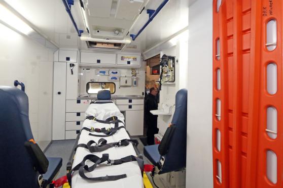 Blick durch die Hintertür in den neuen RTW des DRK FOTO: ANDREAS DUNKER