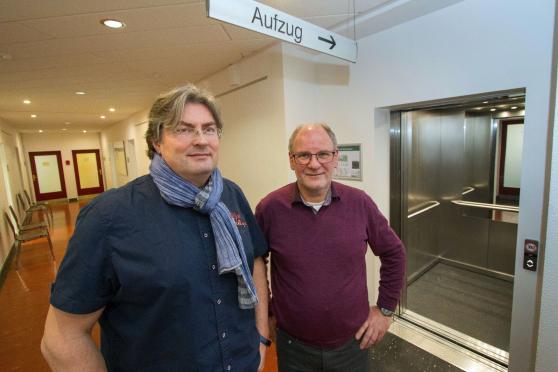 Techniker Thomas Droll und Fachbereichsleiter Markus Kleindopp vom Bauamt der Gemeindeverwaltung vor dem neuen Personenaufzug im Rathaus FOTO: ANDREAS DUNKER