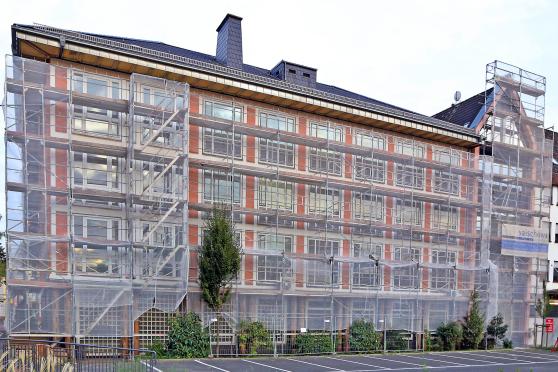 Die eingerüstete Fassade des Rathauses in Wickede FOTO: ANDREAS DUNKER