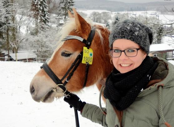 Silvia Draband hat für ihre Laika die neue Reitplakette bereits erworben. So steht einem Ausritt in Wald und Flur nichts im Wege. FOTO: MIRKO HEIN / KREIS SOEST 