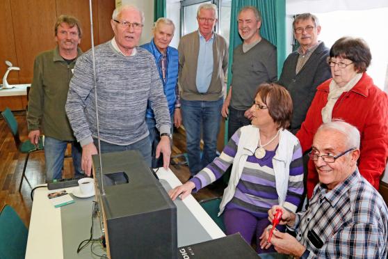 Eine "Kundin" mit den ehrenamtlichen Handwerkern des Reparatur-Cafés des Senioren-Forums der Gemeinde Wickede (Ruhr) – Von links: Ronald Schulze, Rolf Prünte, Wolfgang Schmidt, Wilhelm Becker, Heinz Schlotmann, Ilse Prünte, Manfred Marschalt, Frau Käse ("Kundin") und Gerhard Spinker ARCHIVFOTO: ANDREAS DUNKER