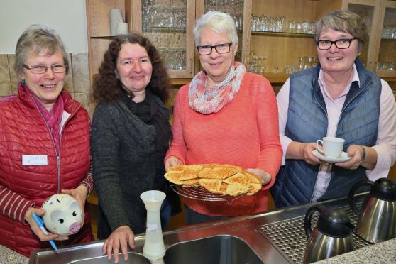 Beim "Reparatur-Café" im Bürgerhaus in Wickede gibt es auch heißen Kaffee und frische Waffeln (von links): Christa Schulze aus Echthausen, die kommunale Senioren-Beauftragte Angelika Bechheim-Kanthak, Christina Hofmann und Annegret Kosch ARCHIVFOTO: ANDREAS DUNKER