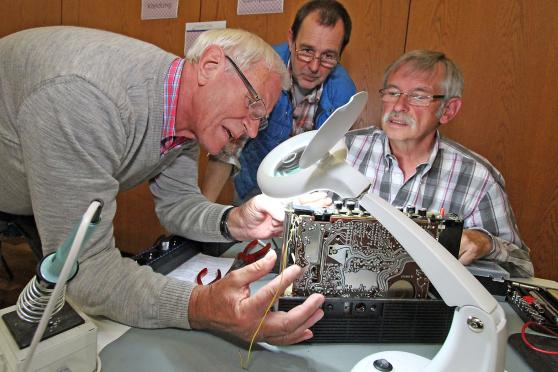 Fleißige Handwerker beim "Tüfteln" an einem technischen Gerät (von links): Rolf Prünte, Andreas Pietsch und Manfred Marschalt (Werl) ARCHIVFOTO: ANDREAS DUNKER