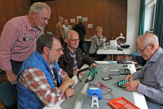 Sachkundige Tüftler und Gäste bei der Arbeit FOTO: ANDREAS DUNKER